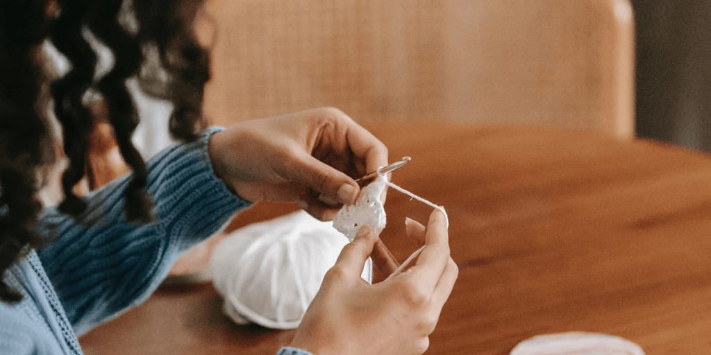 how to hold yarn when crocheting