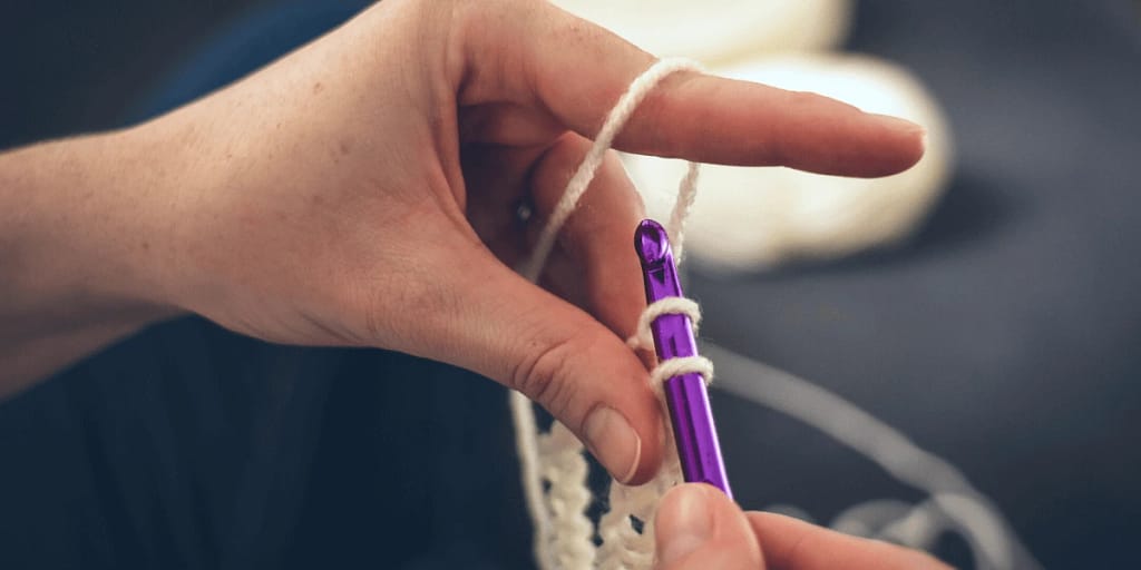 how to hold yarn when crocheting