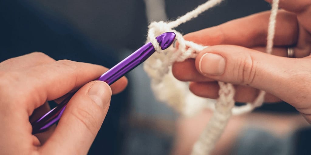 how to hold yarn when crocheting